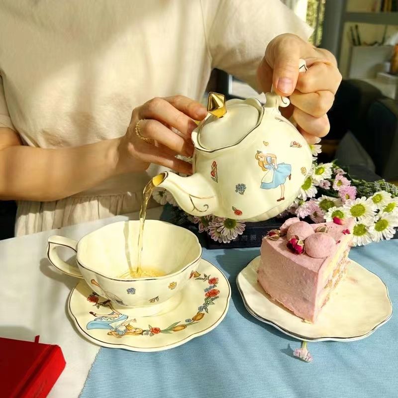 Tea Coffee Pot Set - ชุดน้ำชาและกาแฟเซรามิก Alice ลายกระต่าย ของขวัญวันเกิดสุดพิเศษ ของขวัญเพื่อนสนิท ชุดกาแฟสำหรับแม่และลูก